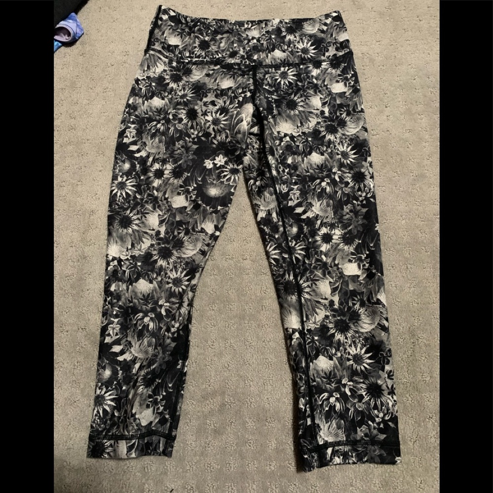 Lululemon Floral crops size 6